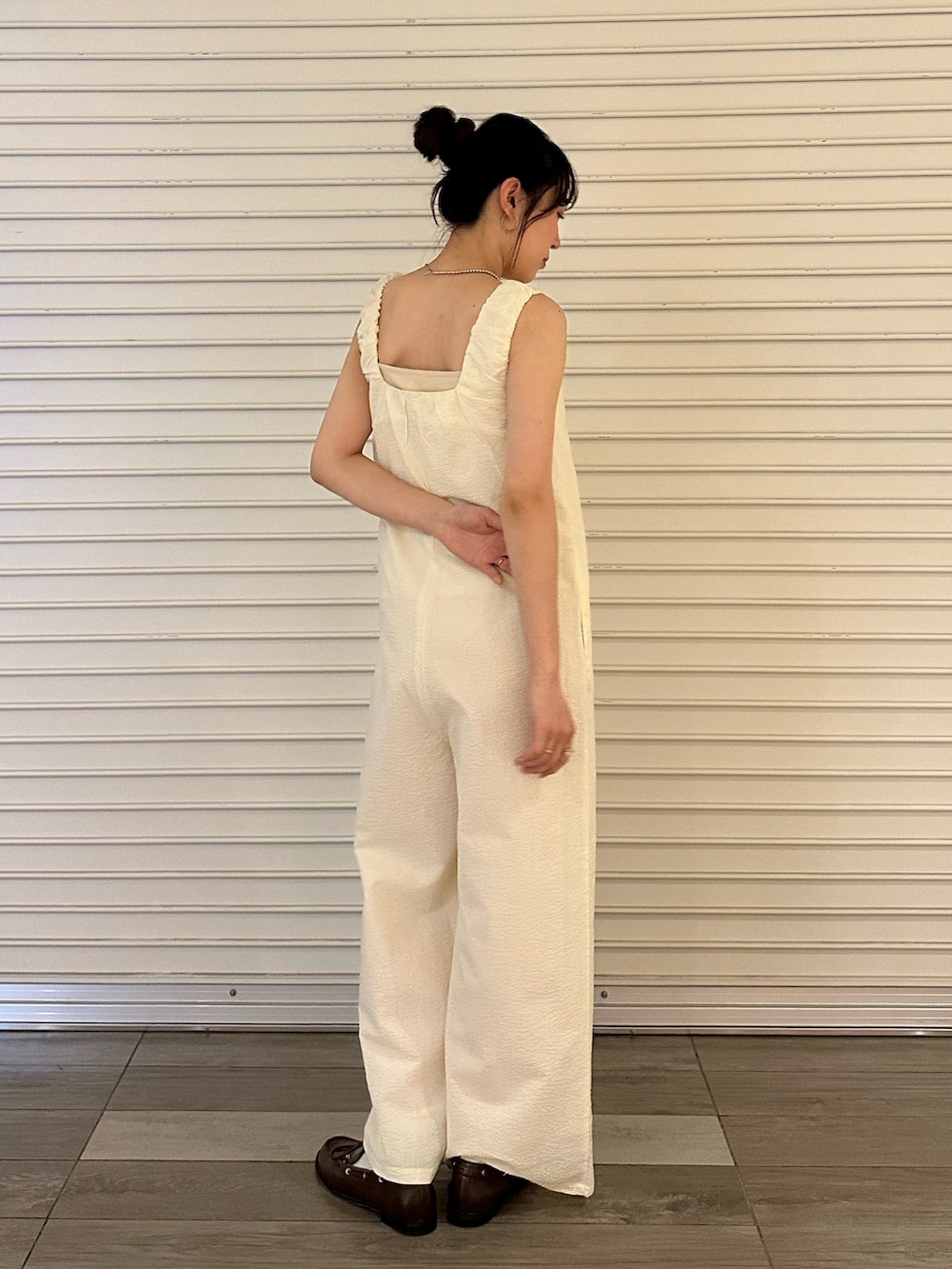 ホワイト系のつなぎ/オールインワンを着用したレディースの夏コーディネートの3枚目の写真