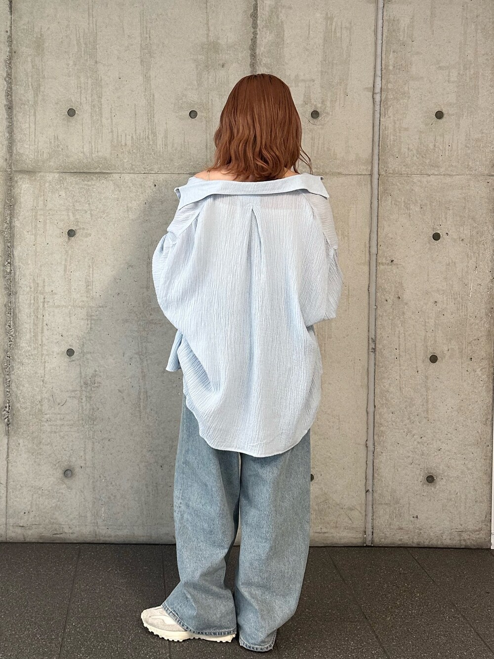 ブルー系のシャツ/ブラウス、ブルー系のデニムパンツを着用したレディースの春コーディネートの3枚目の写真
