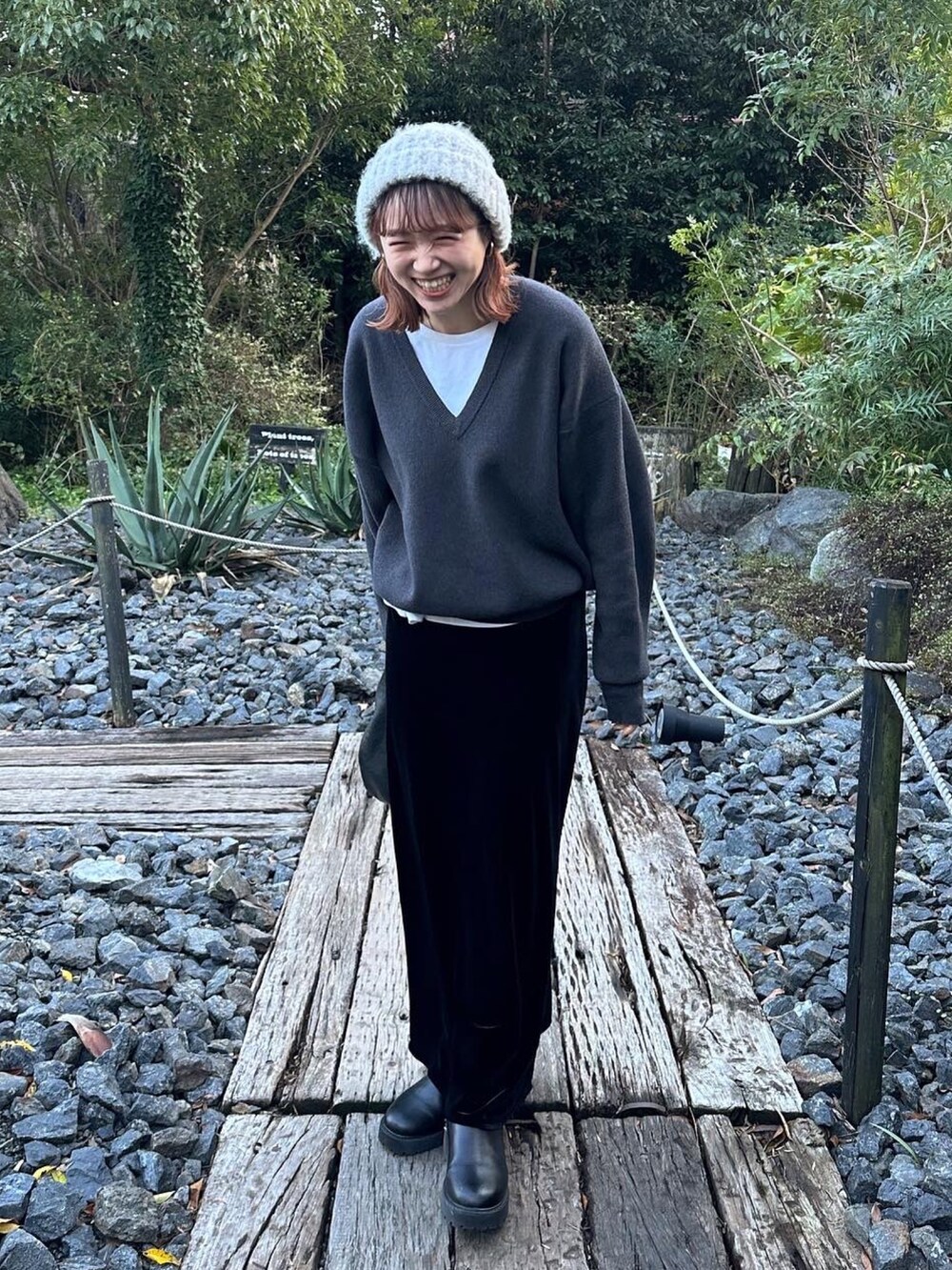 ブラック系のスカートを着用したレディースの冬コーディネートの2枚目の写真