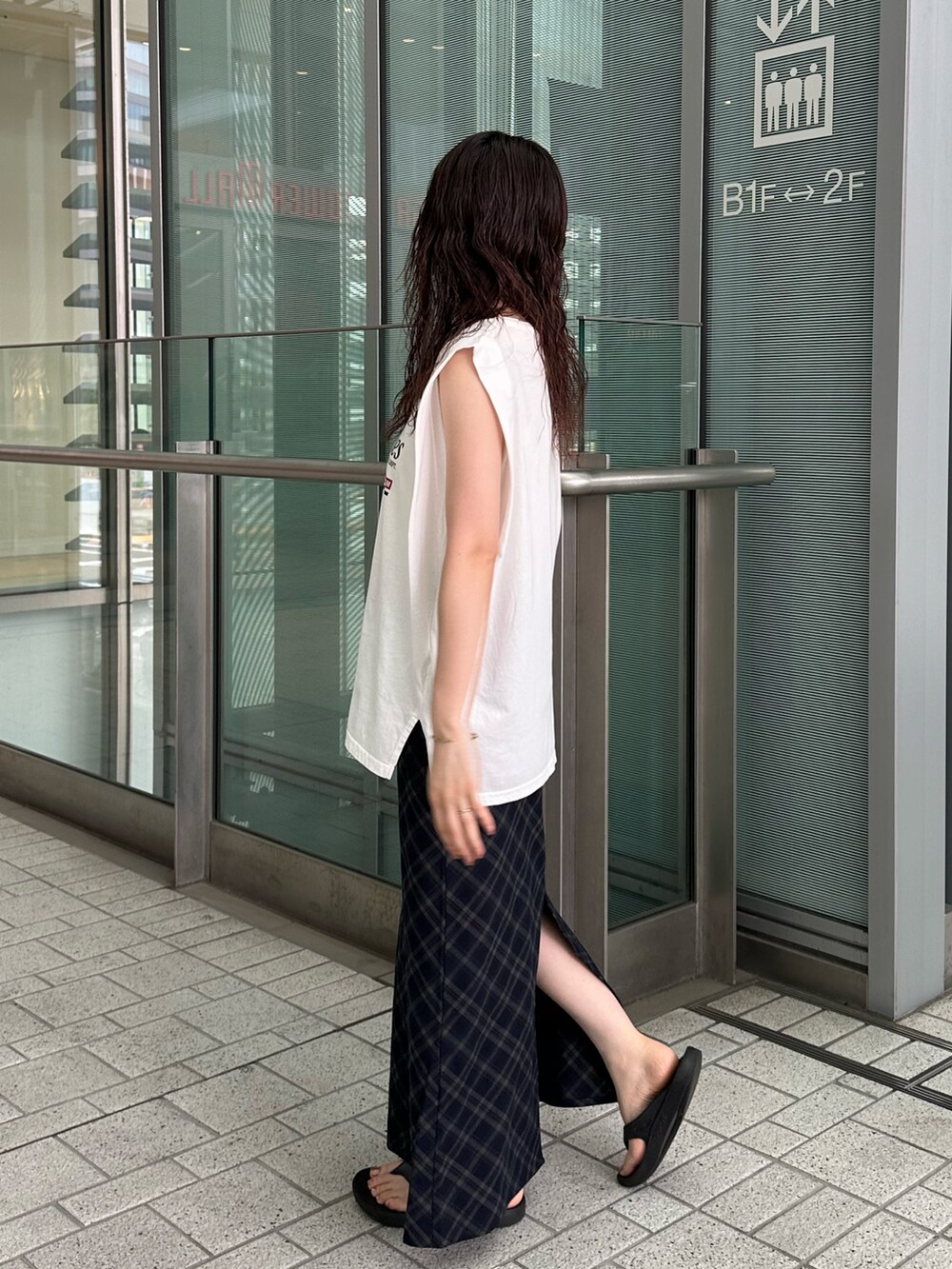 ホワイト系のタンクトップ、ブルー系のスカートを着用したレディースの夏コーディネートの4枚目の写真