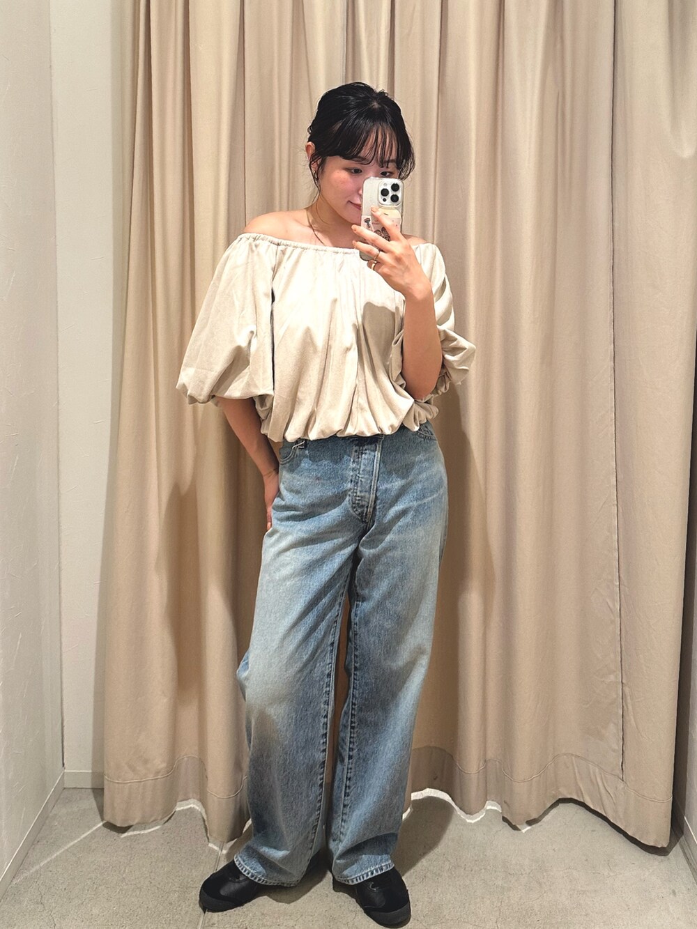 ベージュ系のシャツ/ブラウス、ブルー系のデニムパンツを着用したレディースの夏コーディネートの4枚目の写真