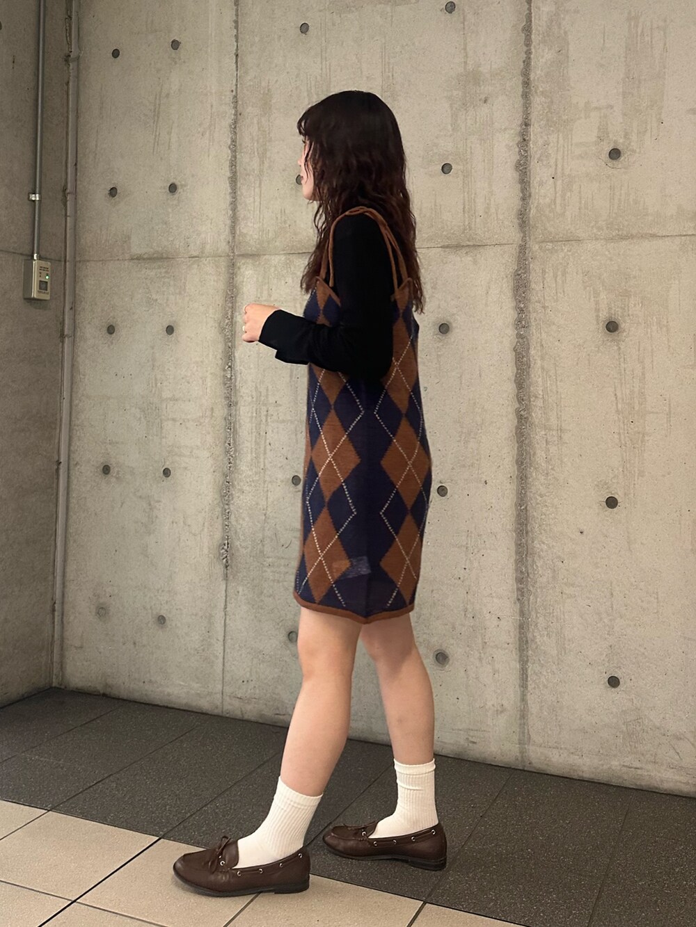 ブラウン系のニット/セーターを着用したレディースの秋コーディネートの3枚目の写真