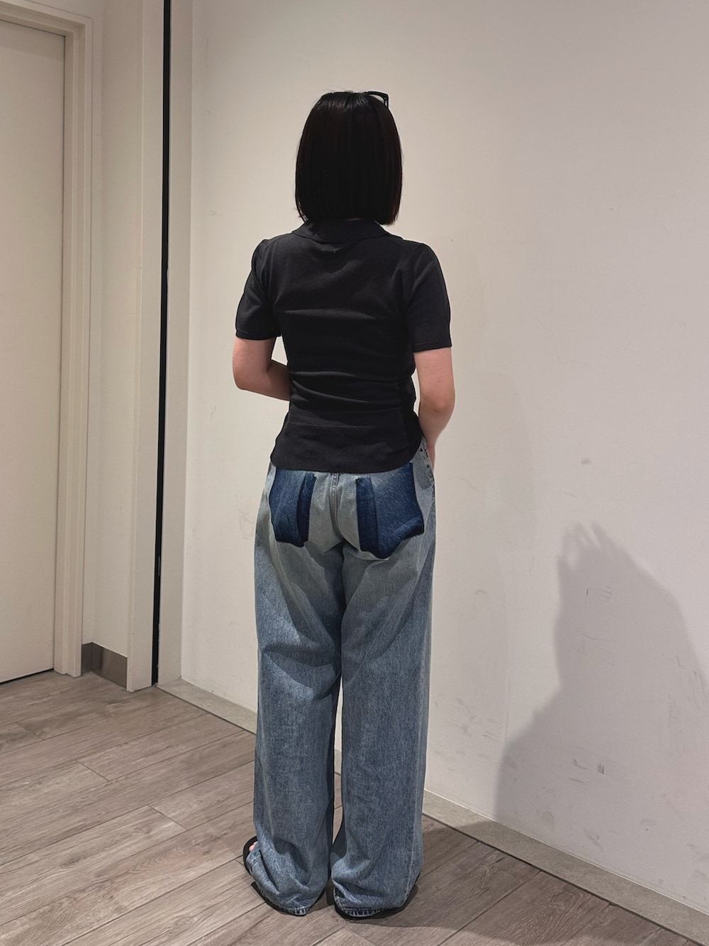 グレー系のニット/セーター、ブルー系のデニムパンツを着用したレディースの夏コーディネートの3枚目の写真
