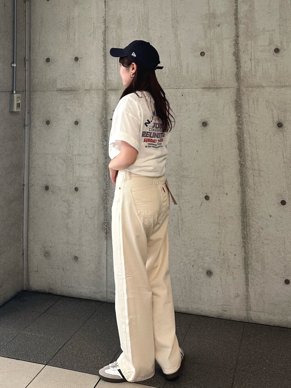 ホワイト系のTシャツ/カットソー、ホワイト系のデニムパンツを着用したレディースの春コーディネートの4枚目の写真