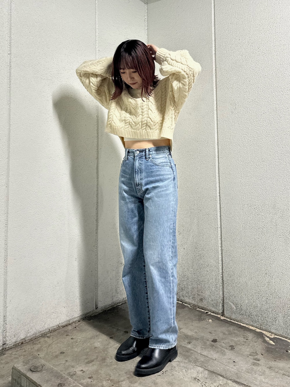 ホワイト系のニット/セーター、ブルー系のデニムパンツを着用したレディースの冬コーディネートの3枚目の写真