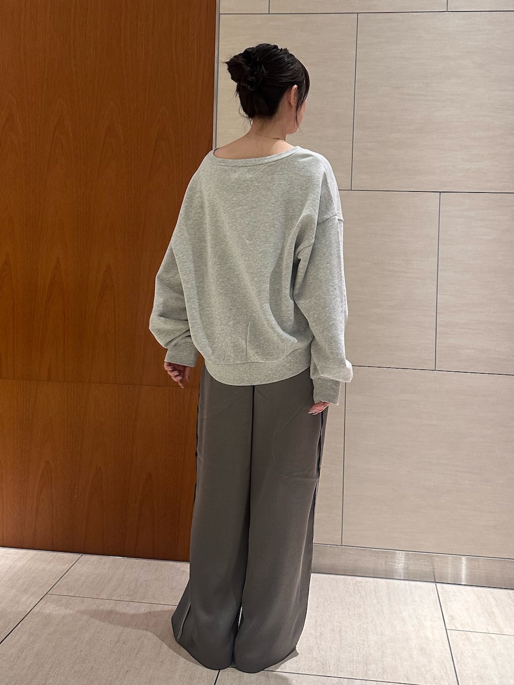 グレー系のスウェット、グレー系のその他パンツを着用したレディースの春コーディネートの4枚目の写真