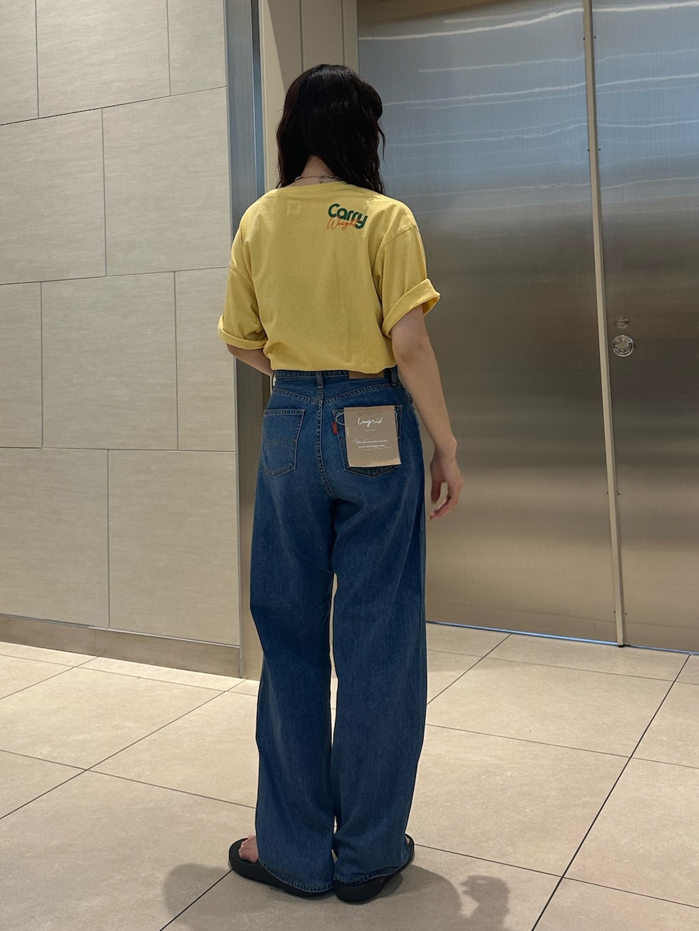 ブルー系のデニムパンツ、イエロー系のTシャツ/カットソーを着用したレディースの夏コーディネートの5枚目の写真