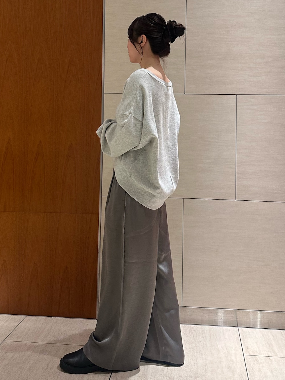 グレー系のスウェット、グレー系のその他パンツを着用したレディースの春コーディネートの2枚目の写真