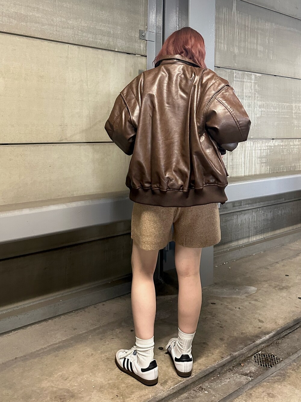 ブラウン系のブルゾン、ホワイト系のTシャツ/カットソー、ブラウン系のその他パンツを着用したレディースの秋コーディネートの4枚目の写真