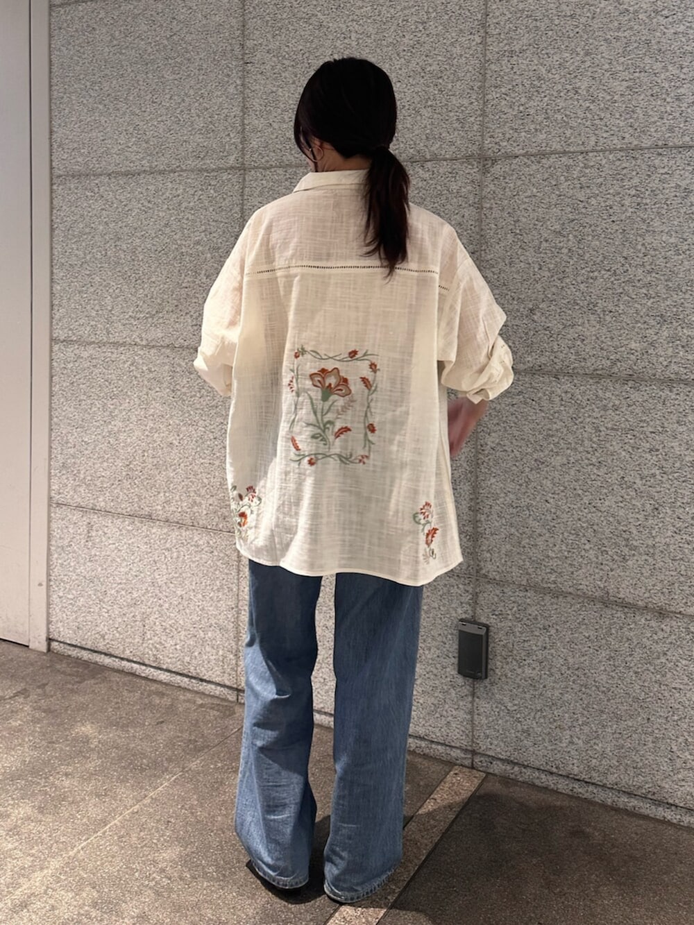 ブルー系のデニムパンツ、ホワイト系のシャツ/ブラウスを着用したレディースの春コーディネートの4枚目の写真