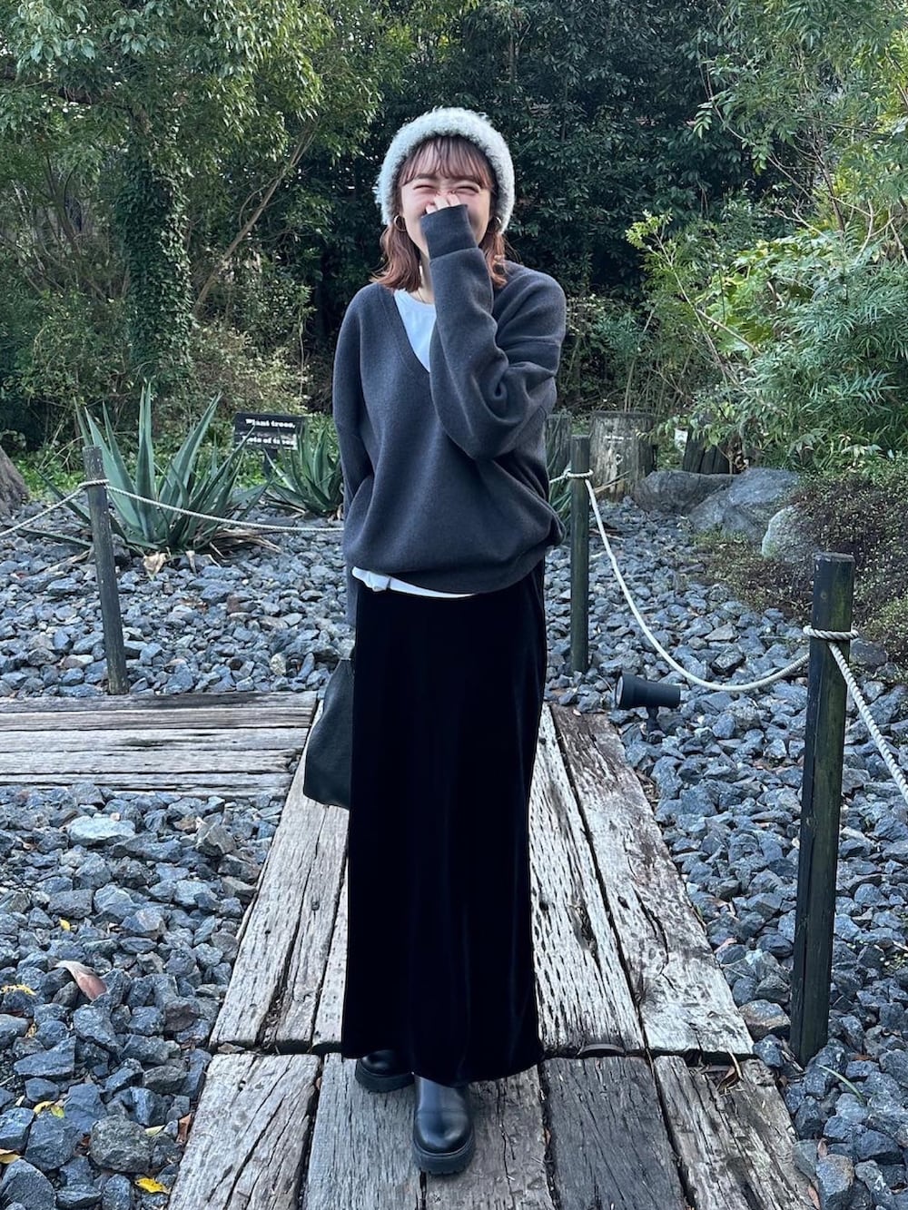 ブラック系のスカートを着用したレディースの冬コーディネートの3枚目の写真
