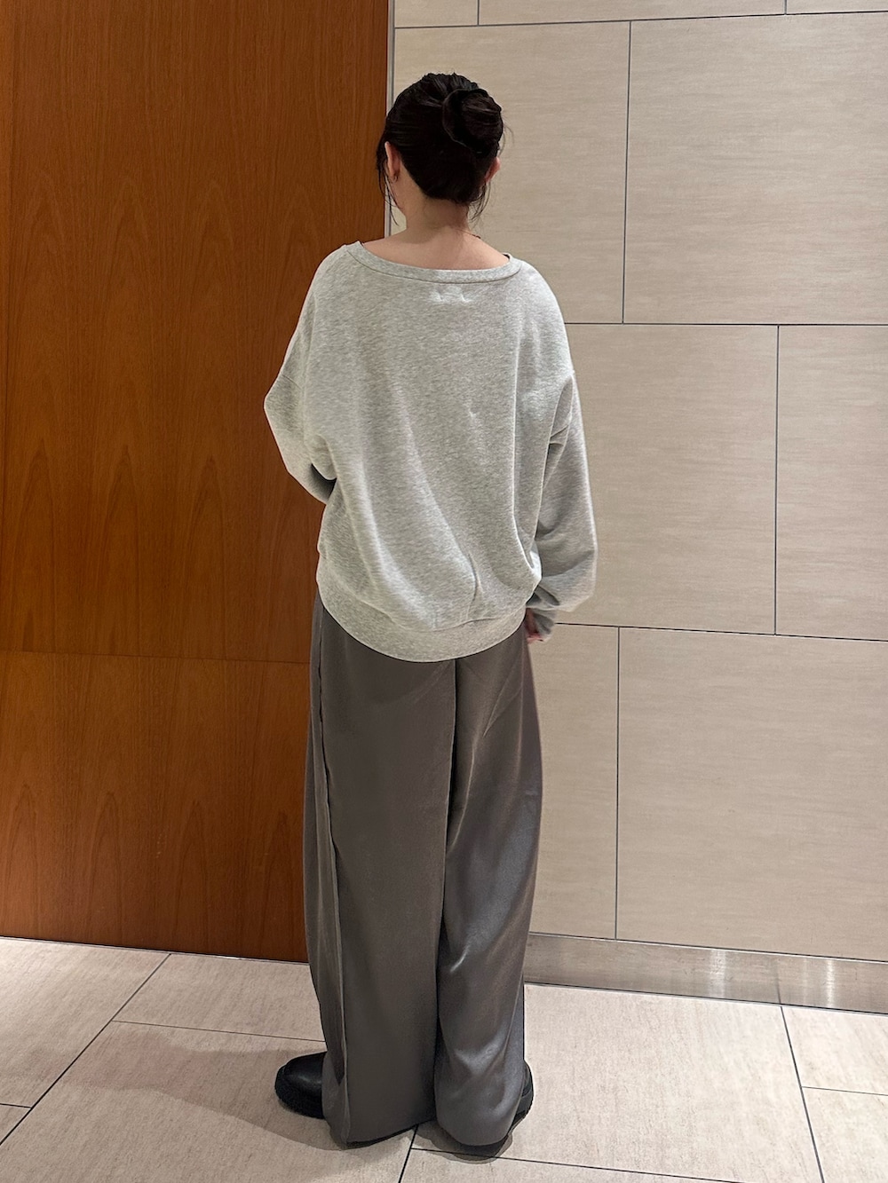 グレー系のスウェット、グレー系のその他パンツを着用したレディースの春コーディネートの3枚目の写真