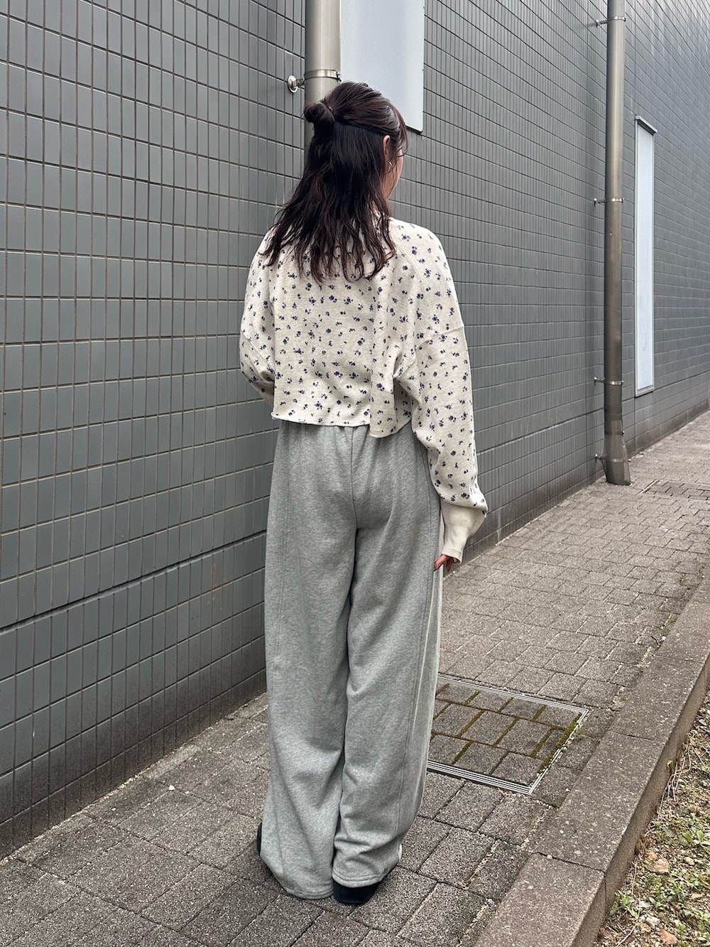 その他のTシャツ/カットソーを着用したレディースの春コーディネートの4枚目の写真