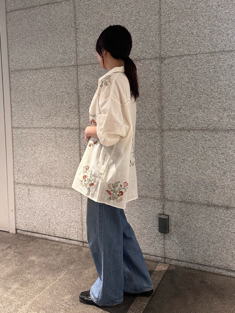 ブルー系のデニムパンツ、ホワイト系のシャツ/ブラウスを着用したレディースの春コーディネートの3枚目の写真