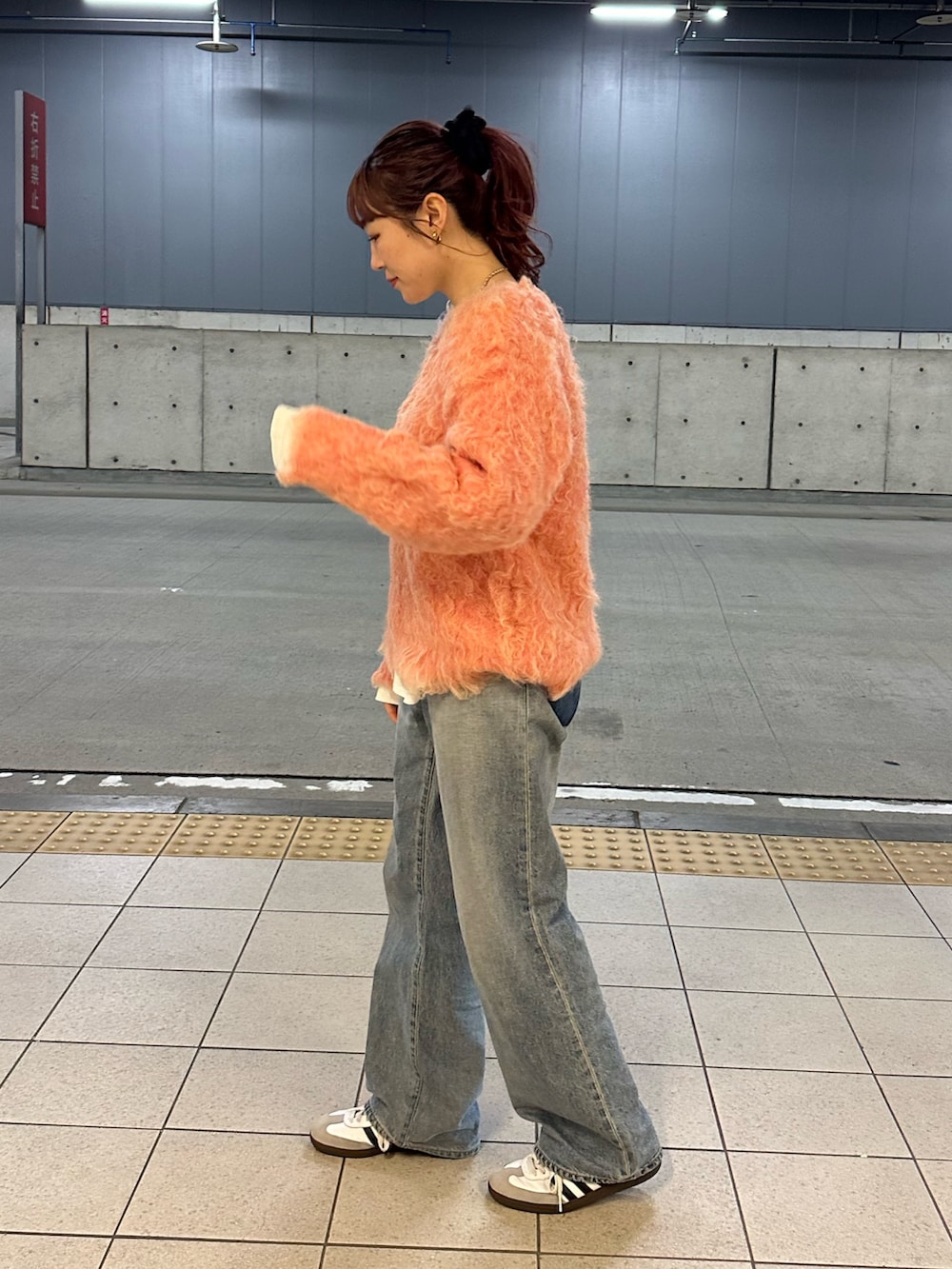 ブルー系のデニムパンツ、ピンク系のニット/セーターを着用したレディースの冬コーディネートの3枚目の写真