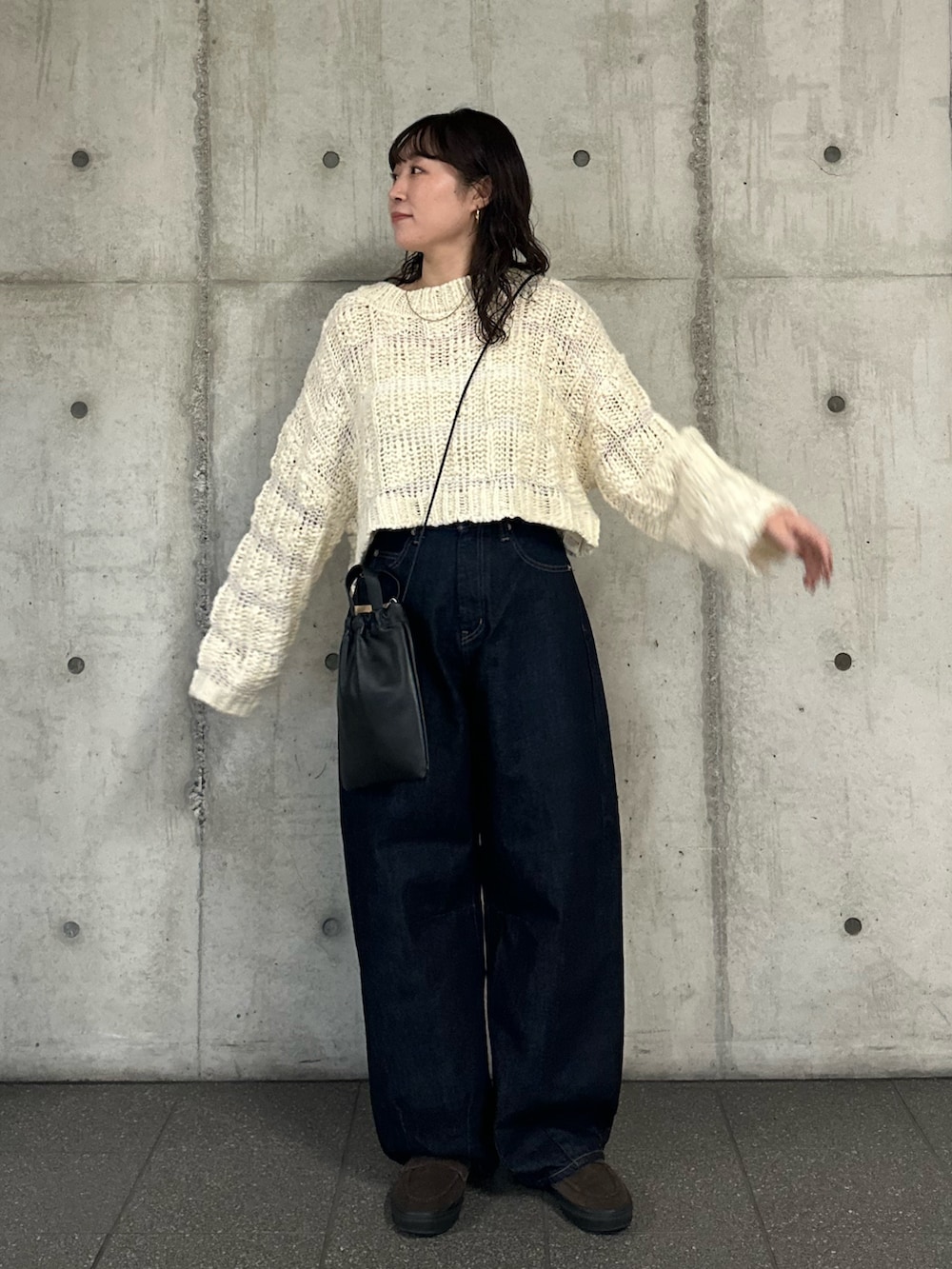 ベージュ系のニット/セーター、ブルー系のデニムパンツを着用したレディースの冬コーディネートの2枚目の写真