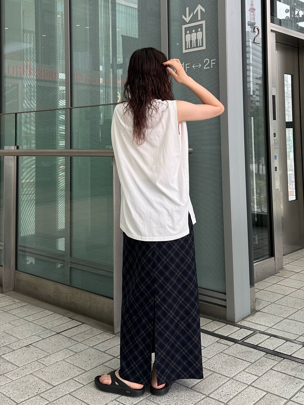 ホワイト系のタンクトップ、ブルー系のスカートを着用したレディースの夏コーディネートの6枚目の写真