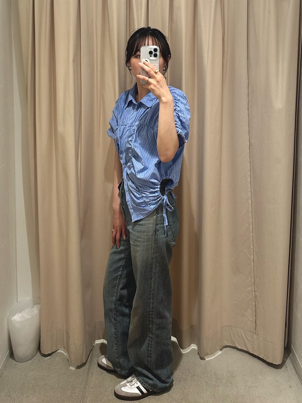 ブルー系のシャツ/ブラウス、ブルー系のデニムパンツを着用したレディースの春コーディネートの7枚目の写真