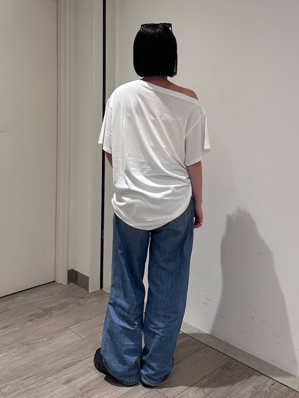 ホワイト系のTシャツ/カットソー、ブルー系のデニムパンツを着用したレディースの夏コーディネートの4枚目の写真