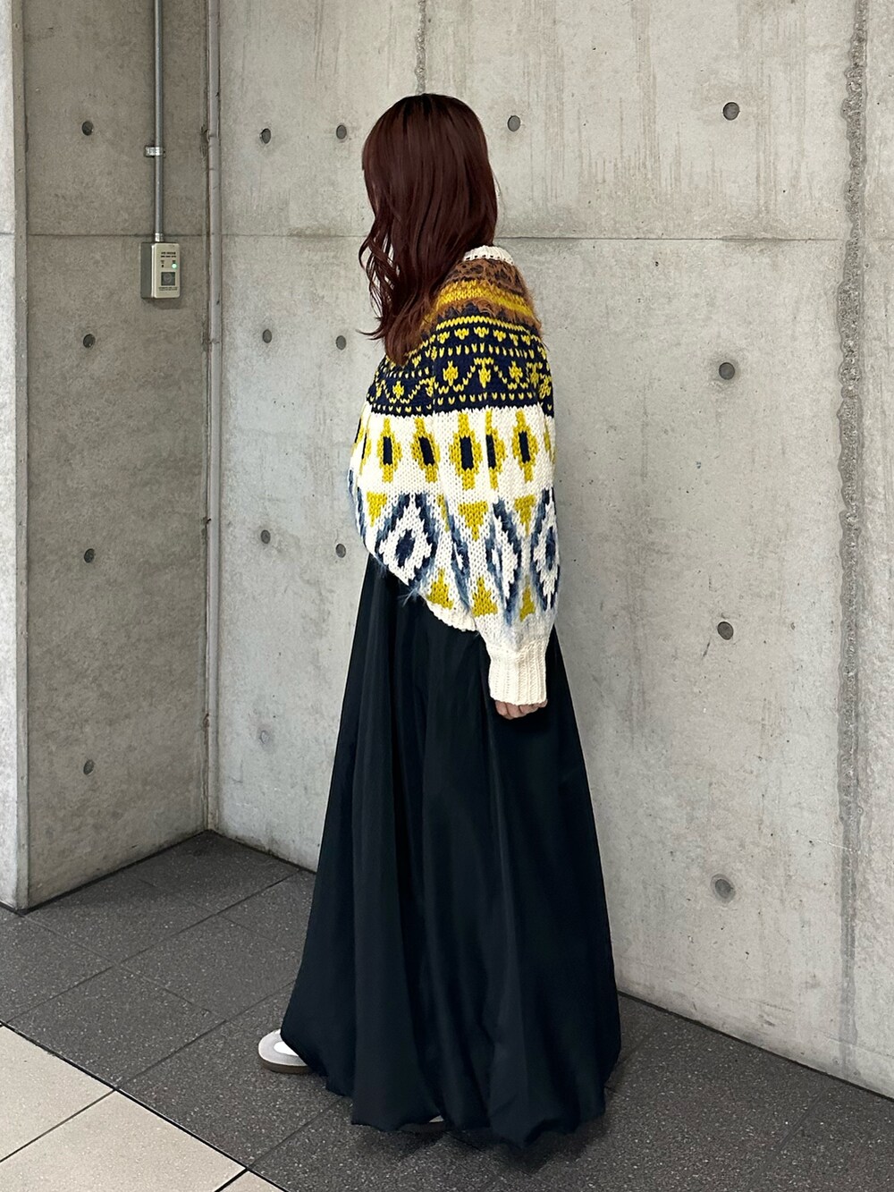 ホワイト系のニット/セーター、ブラック系のスカートを着用したレディースの冬コーディネートの3枚目の写真