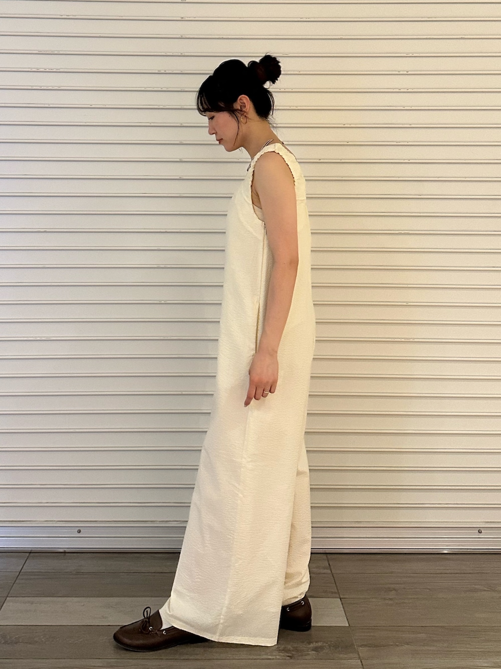 ホワイト系のつなぎ/オールインワンを着用したレディースの夏コーディネートの2枚目の写真