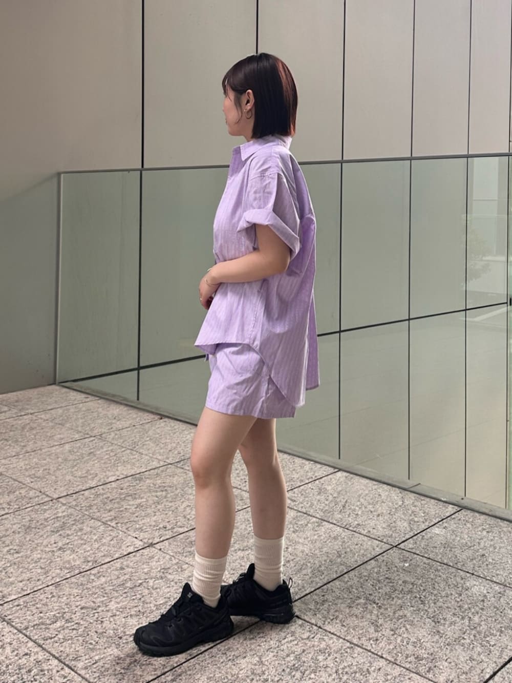 パープル系のシャツ/ブラウス、パープル系のその他パンツを着用したレディースの夏コーディネートの2枚目の写真