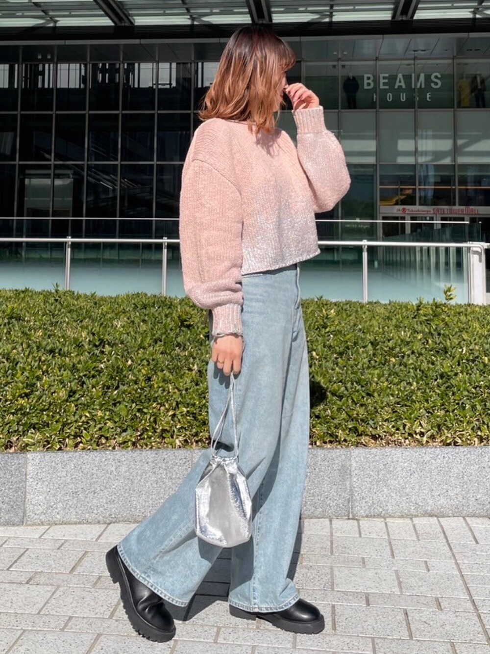 ピンク系のニット/セーター、ブルー系のデニムパンツを着用したレディースの冬コーディネートの5枚目の写真