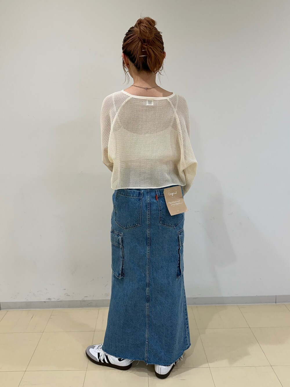 ホワイト系のTシャツ/カットソー、ブルー系のデニムスカートを着用したレディースの春コーディネートの4枚目の写真