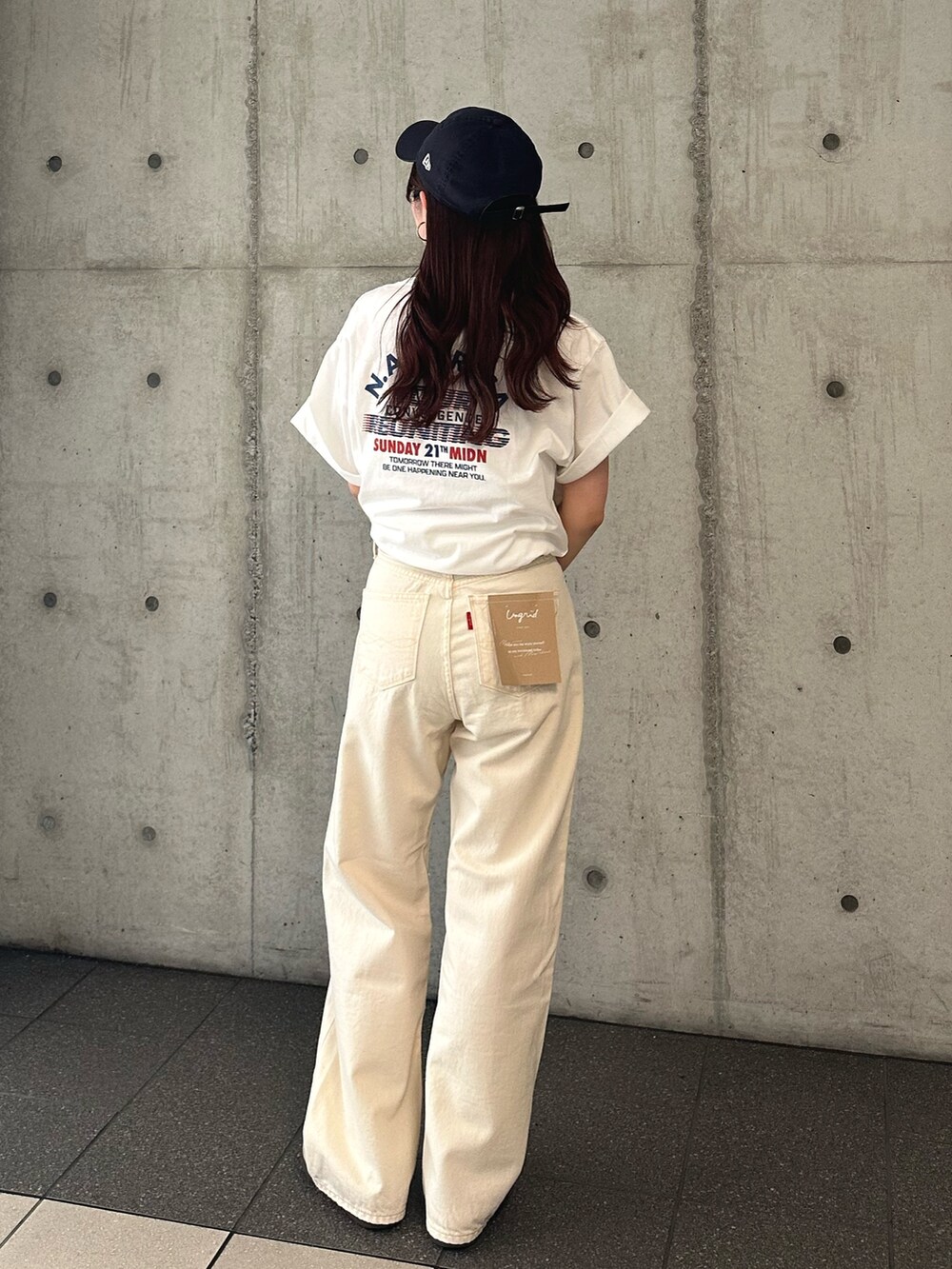 ホワイト系のTシャツ/カットソー、ホワイト系のデニムパンツを着用したレディースの春コーディネートの5枚目の写真