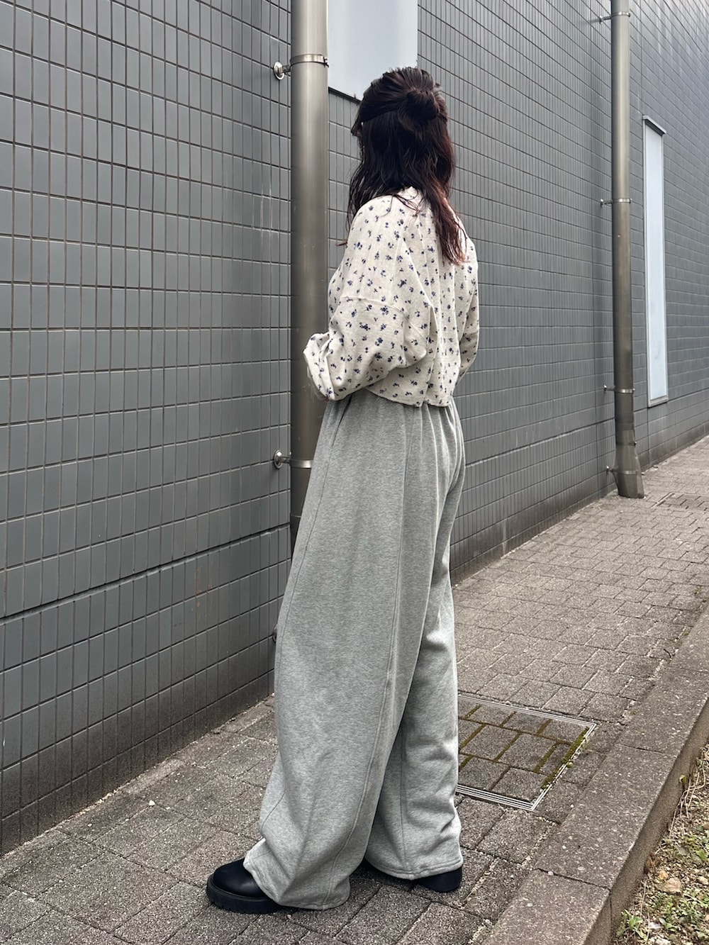 その他のTシャツ/カットソーを着用したレディースの春コーディネートの3枚目の写真