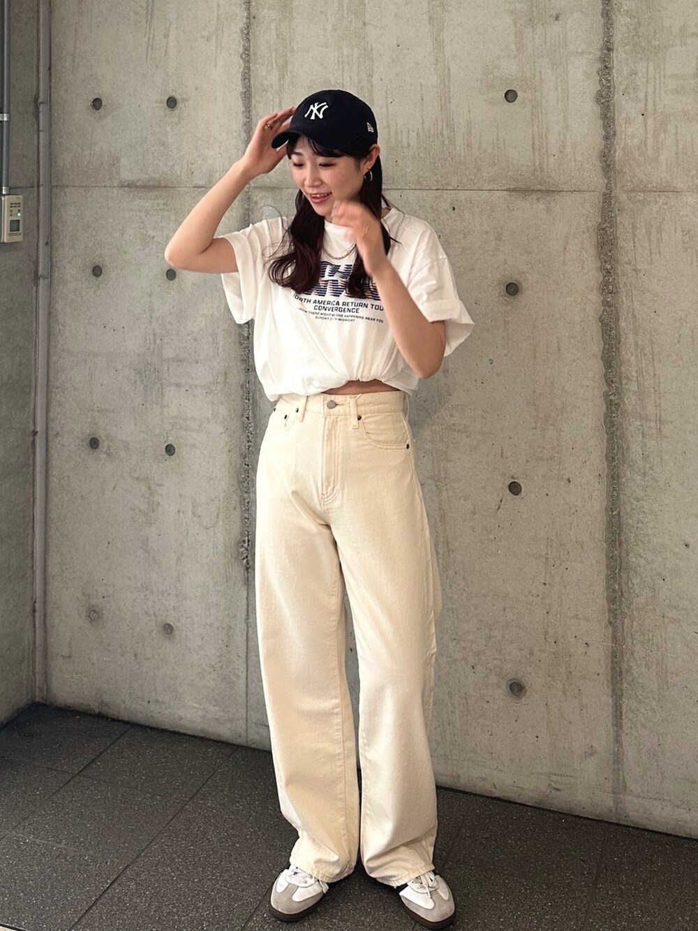 ホワイト系のTシャツ/カットソー、ホワイト系のデニムパンツを着用したレディースの春コーディネートの2枚目の写真