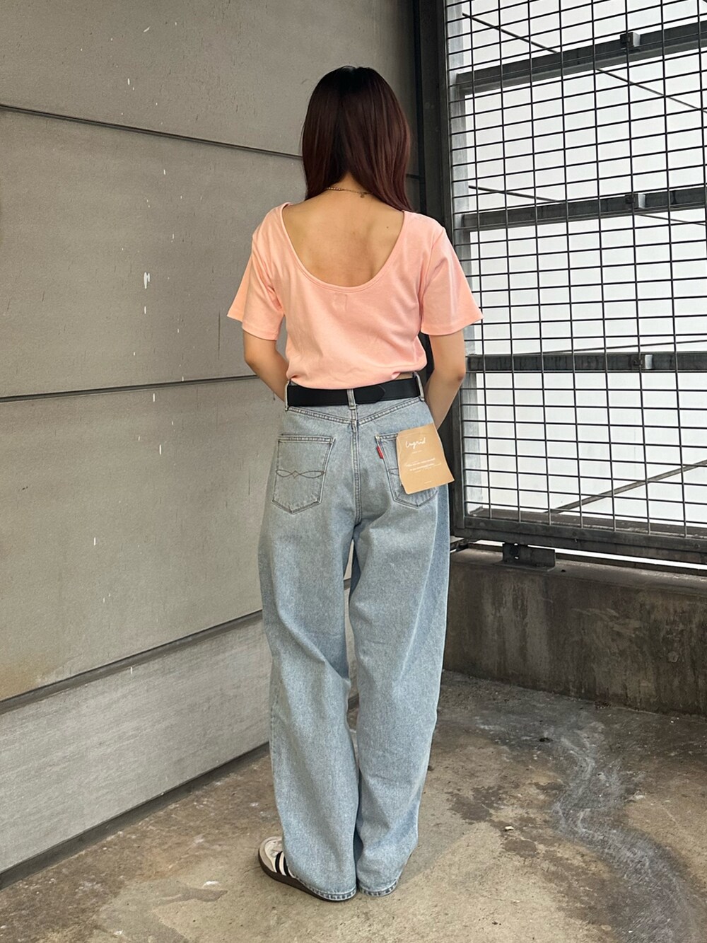 ピンク系のTシャツ/カットソー、ブルー系のデニムパンツを着用したレディースの春コーディネートの5枚目の写真