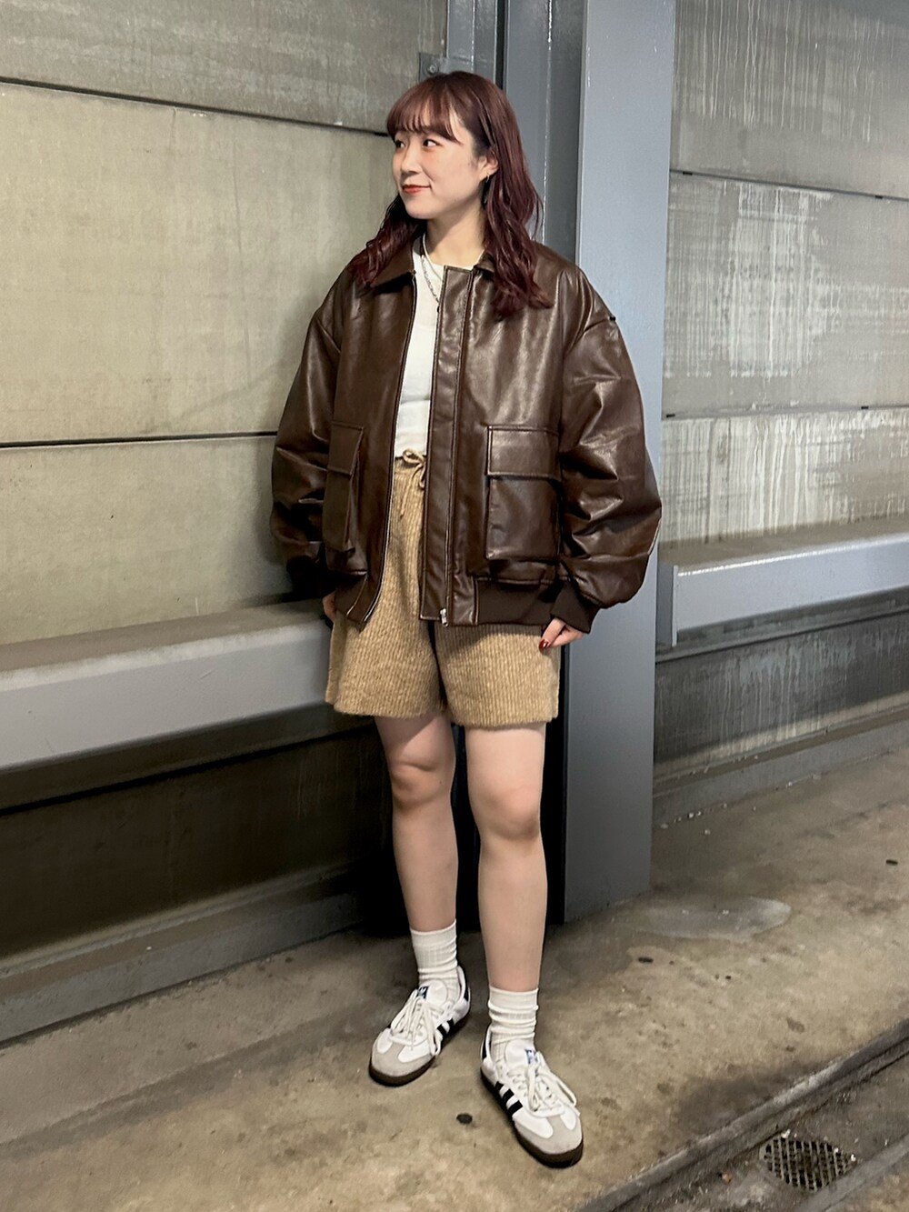 ブラウン系のブルゾン、ホワイト系のTシャツ/カットソー、ブラウン系のその他パンツを着用したレディースの秋コーディネートの2枚目の写真