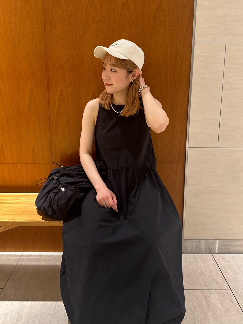 ブラック系のワンピースを着用したレディースの春コーディネートの6枚目の写真