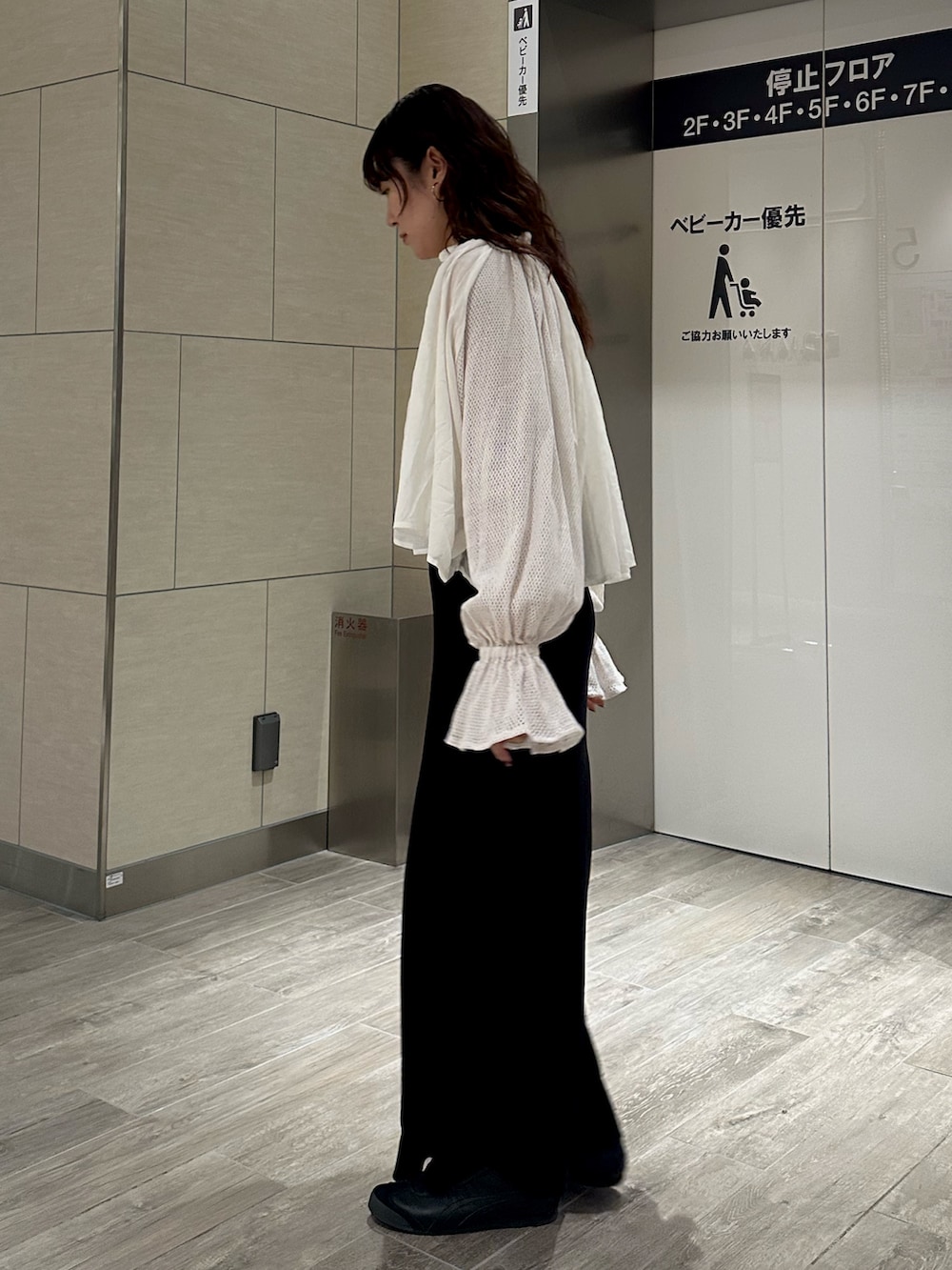 ホワイト系のシャツ/ブラウス、ブラック系のスカートを着用したレディースの秋コーディネートの3枚目の写真