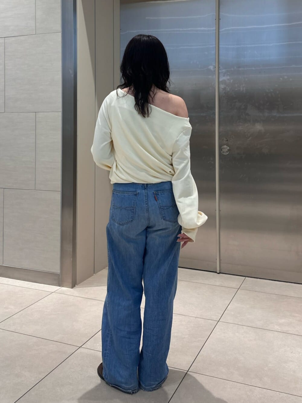 ホワイト系のTシャツ/カットソー、ブルー系のデニムパンツを着用したレディースの冬コーディネートの3枚目の写真