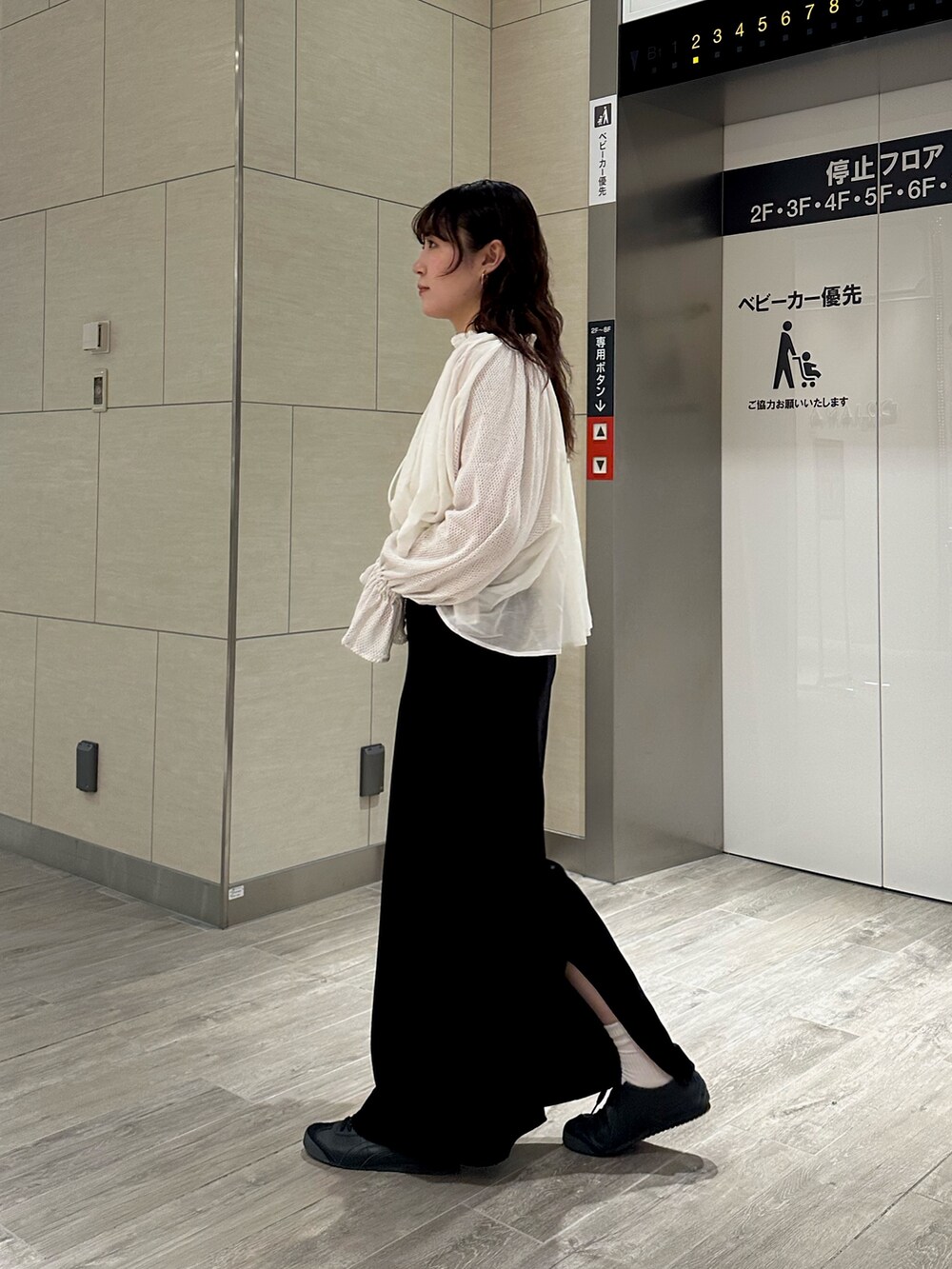 ホワイト系のシャツ/ブラウス、ブラック系のスカートを着用したレディースの秋コーディネートの4枚目の写真