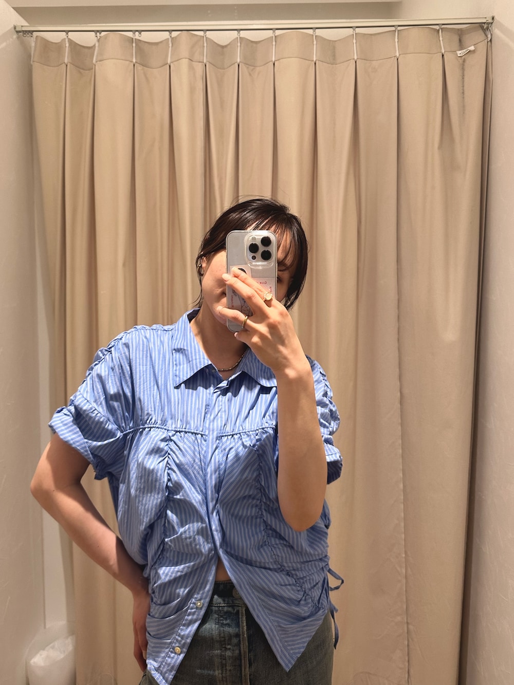 ブルー系のシャツ/ブラウス、ブルー系のデニムパンツを着用したレディースの春コーディネートの6枚目の写真