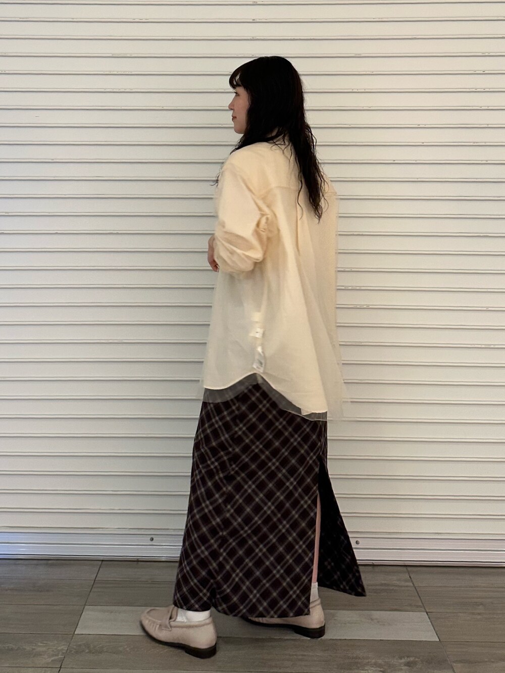 ベージュ系のシャツ/ブラウス、ブラウン系のスカートを着用したレディースの夏コーディネートの4枚目の写真