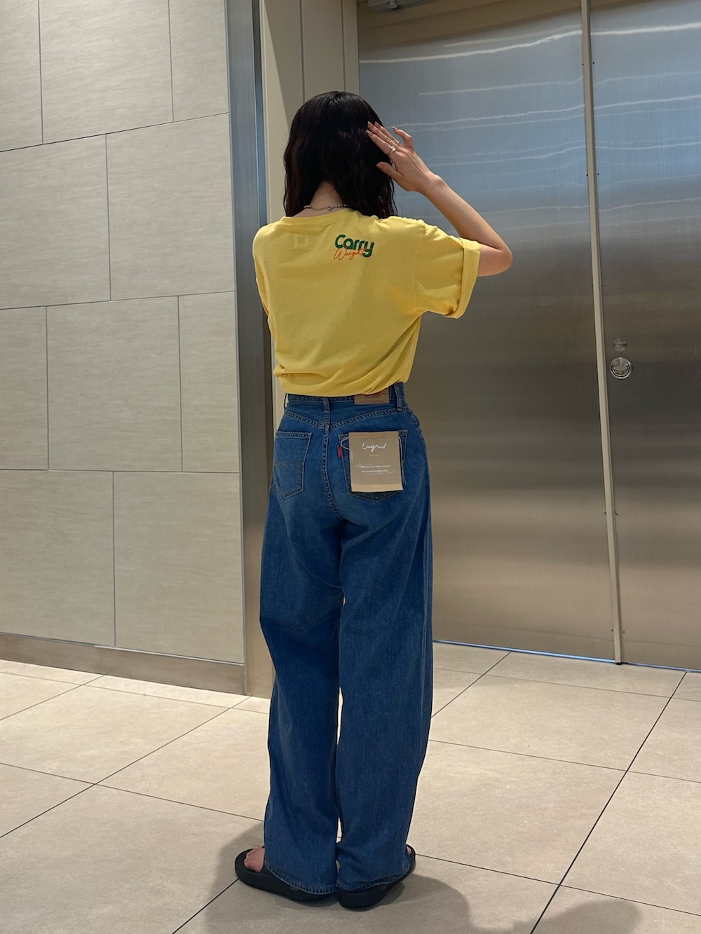 ブルー系のデニムパンツ、イエロー系のTシャツ/カットソーを着用したレディースの夏コーディネートの4枚目の写真