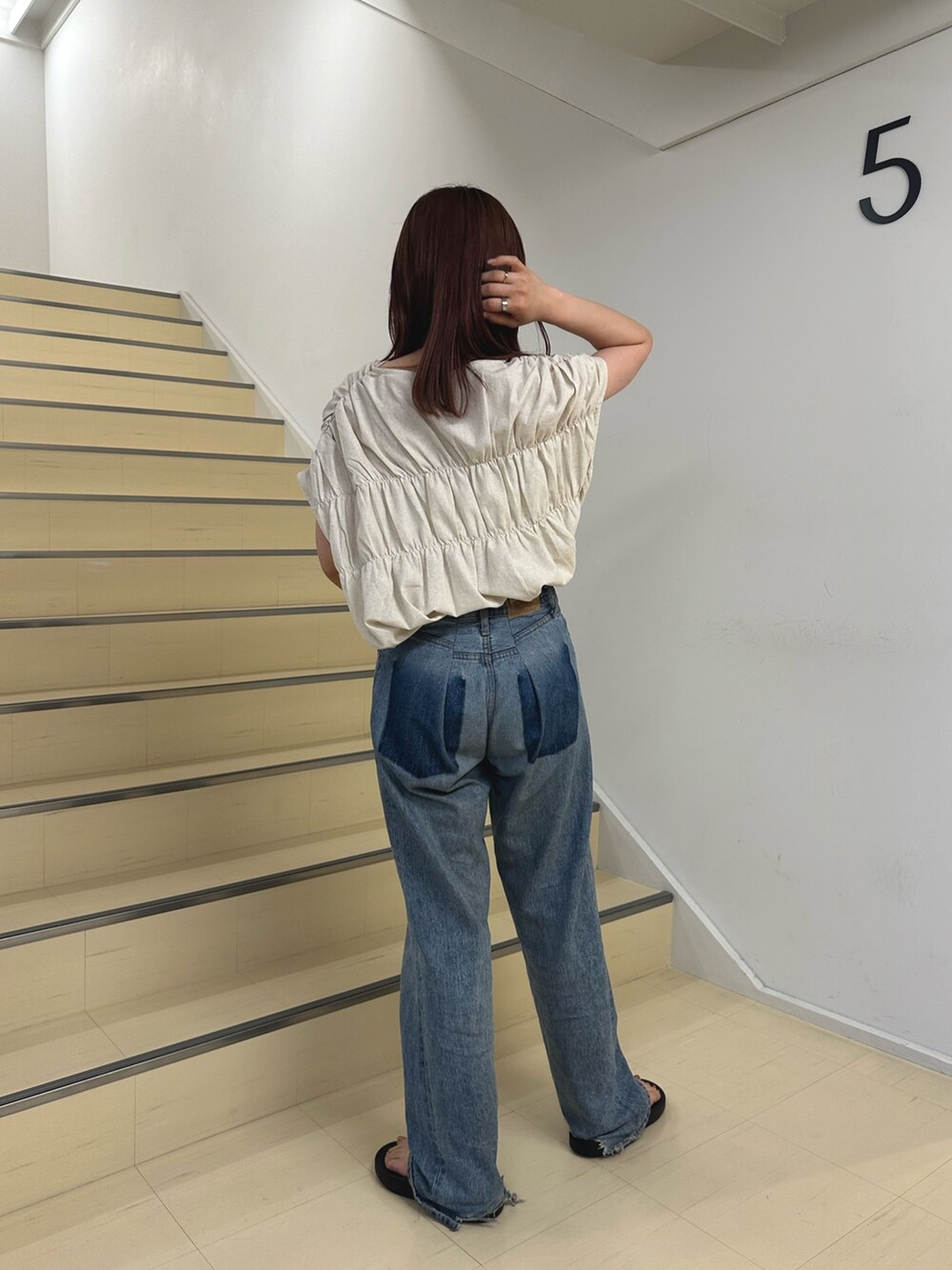 ホワイト系のシャツ/ブラウス、ブルー系のデニムパンツを着用したレディースの夏コーディネートの4枚目の写真