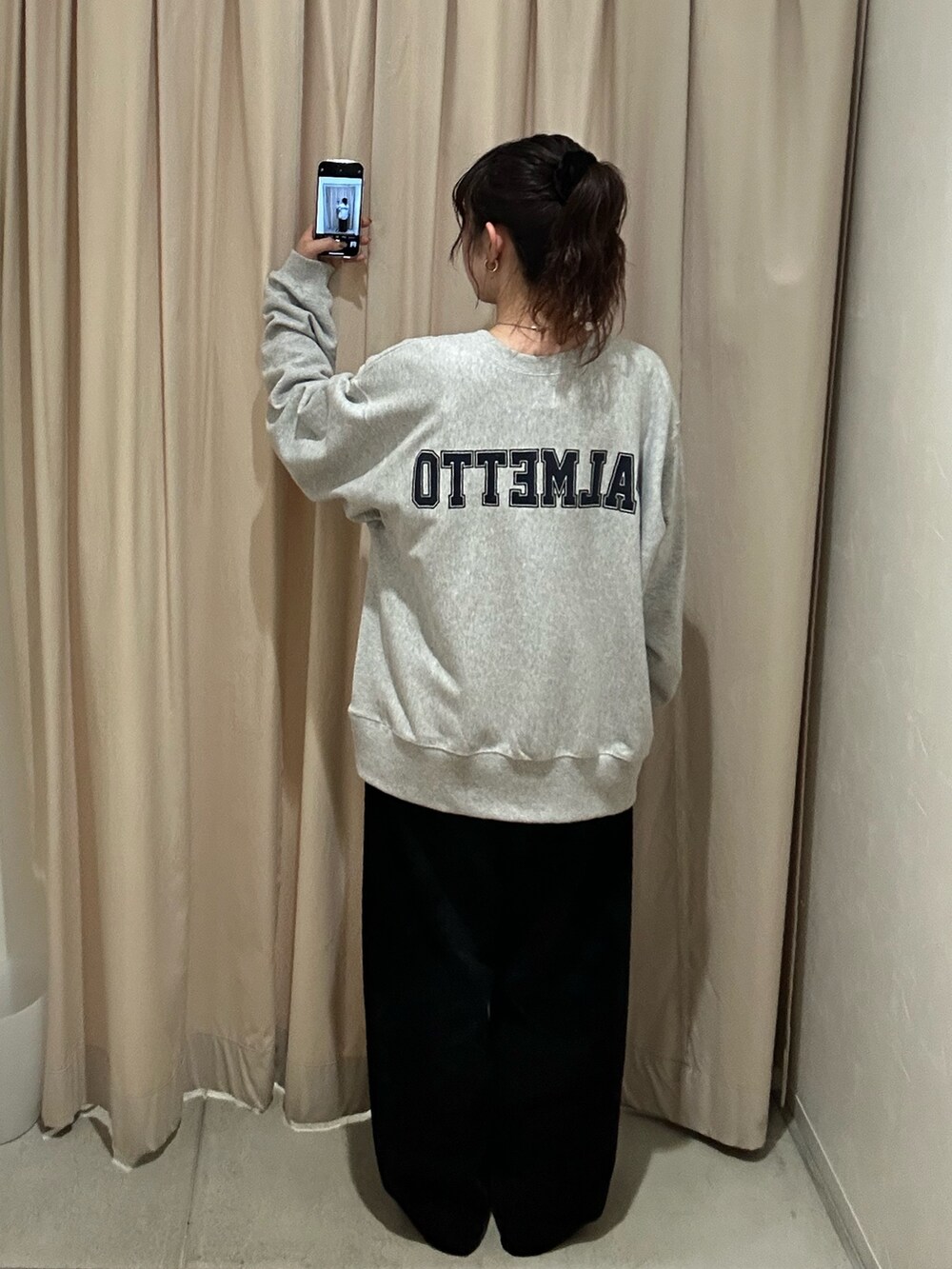 グレー系のスウェット、ブラック系のデニムパンツを着用したレディースの秋コーディネートの5枚目の写真