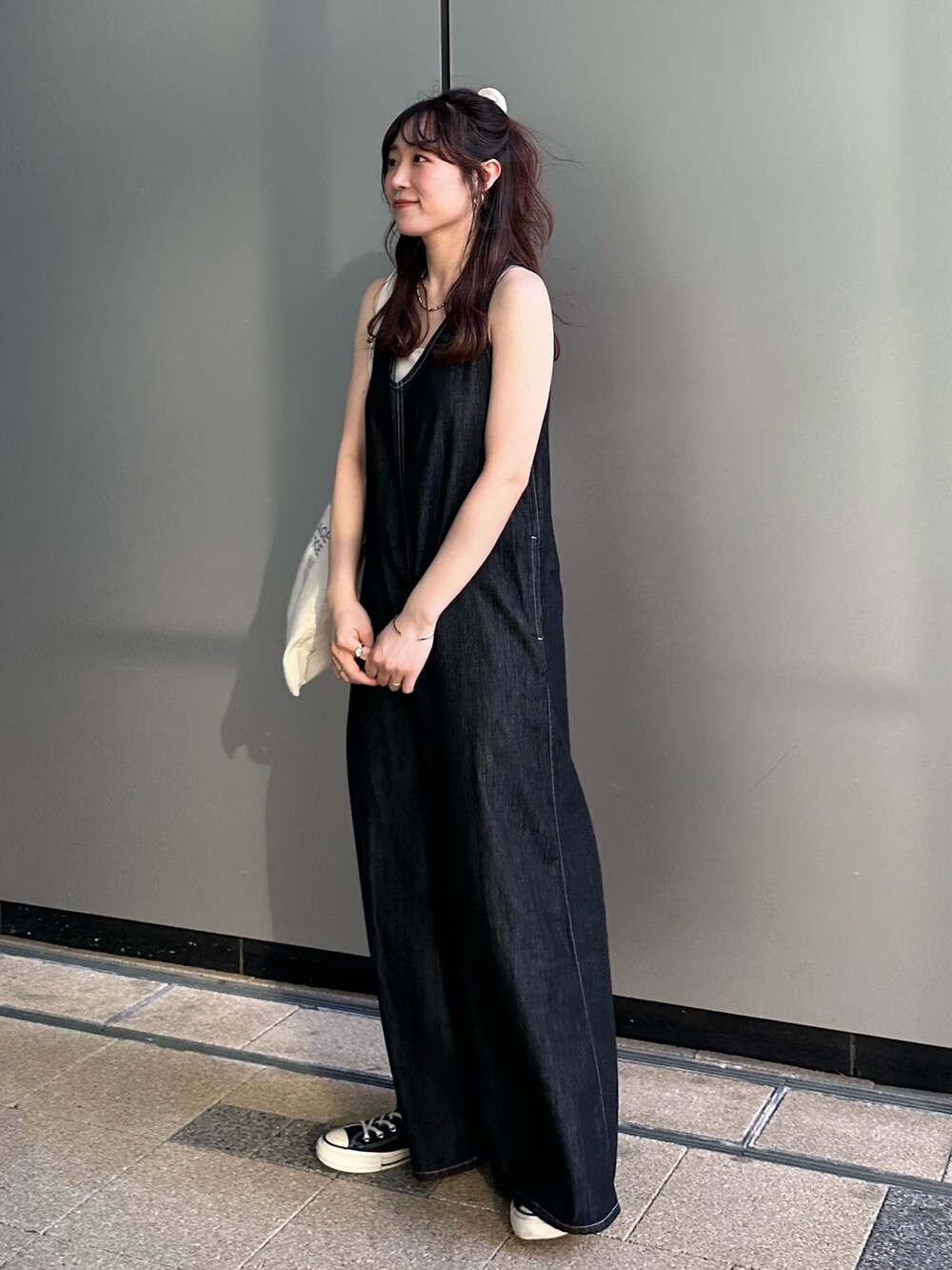 ブラック系のつなぎ/オールインワン、ホワイト系のトートバッグを着用したレディースの夏コーディネートの2枚目の写真