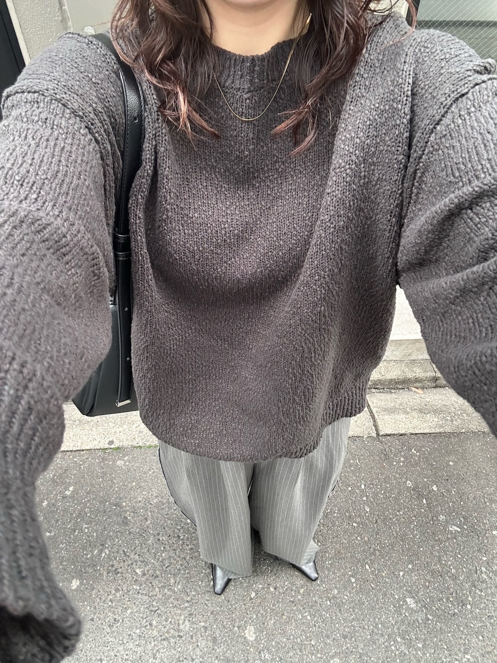 グレー系のニット/セーター、グレー系のその他パンツを着用したレディースの冬コーディネートの6枚目の写真