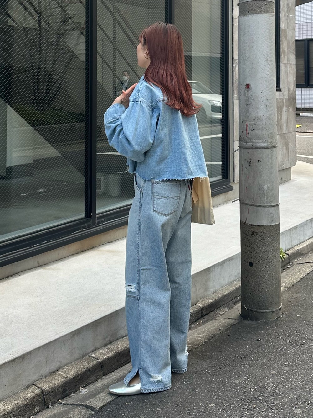 ブルー系のシャツ/ブラウス、ブルー系のデニムパンツ、ホワイト系のエコバッグ/サブバッグを着用したレディースの冬コーディネートの6枚目の写真