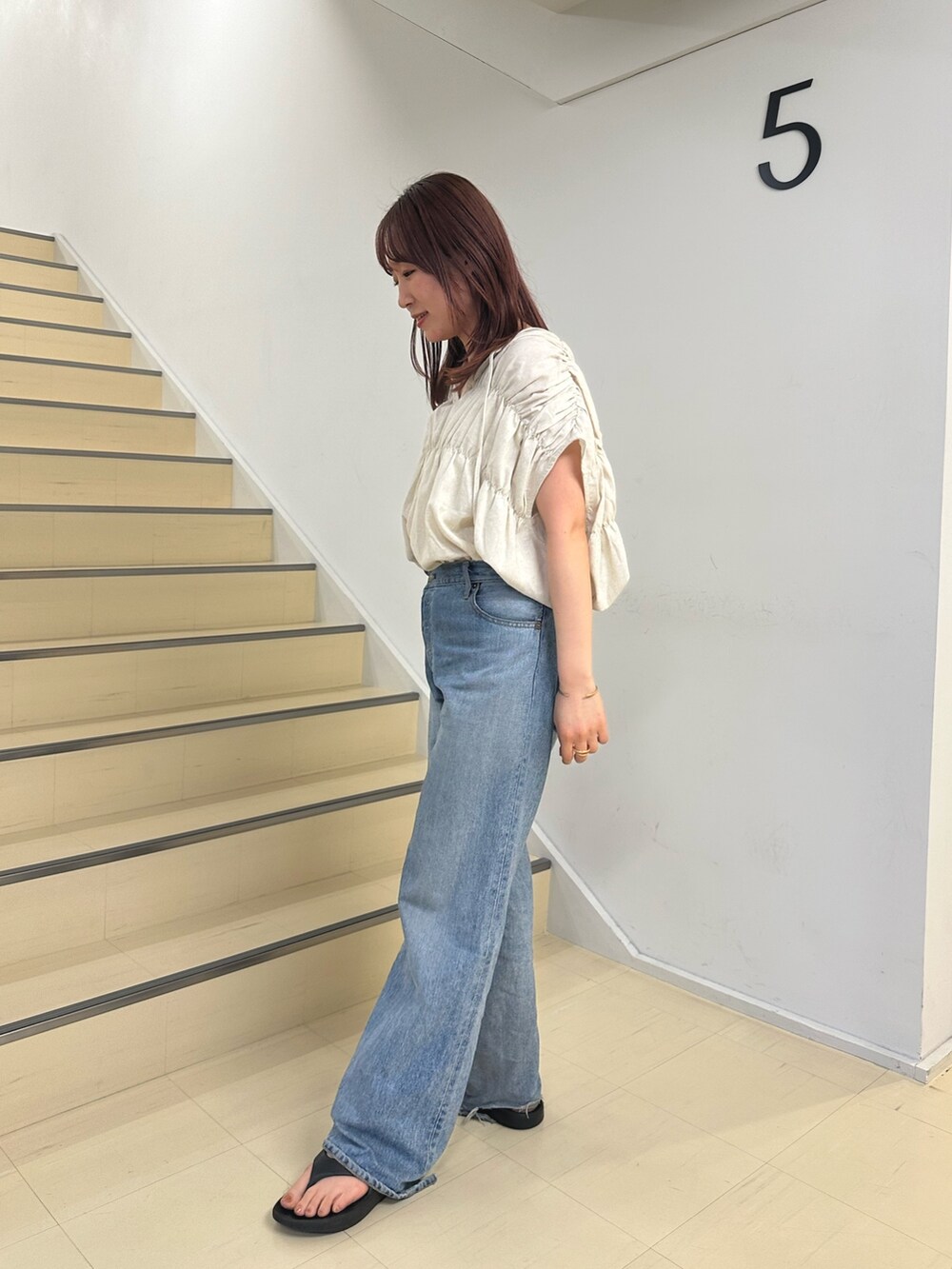 ホワイト系のシャツ/ブラウス、ブルー系のデニムパンツを着用したレディースの夏コーディネートの3枚目の写真