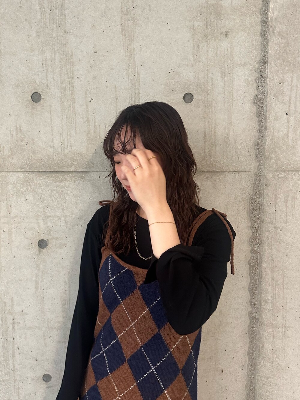 ブラウン系のニット/セーターを着用したレディースの秋コーディネートの5枚目の写真