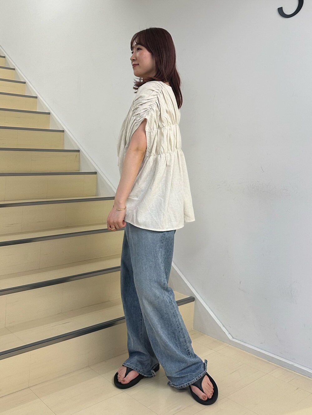 ホワイト系のシャツ/ブラウス、ブルー系のデニムパンツを着用したレディースの夏コーディネートの5枚目の写真