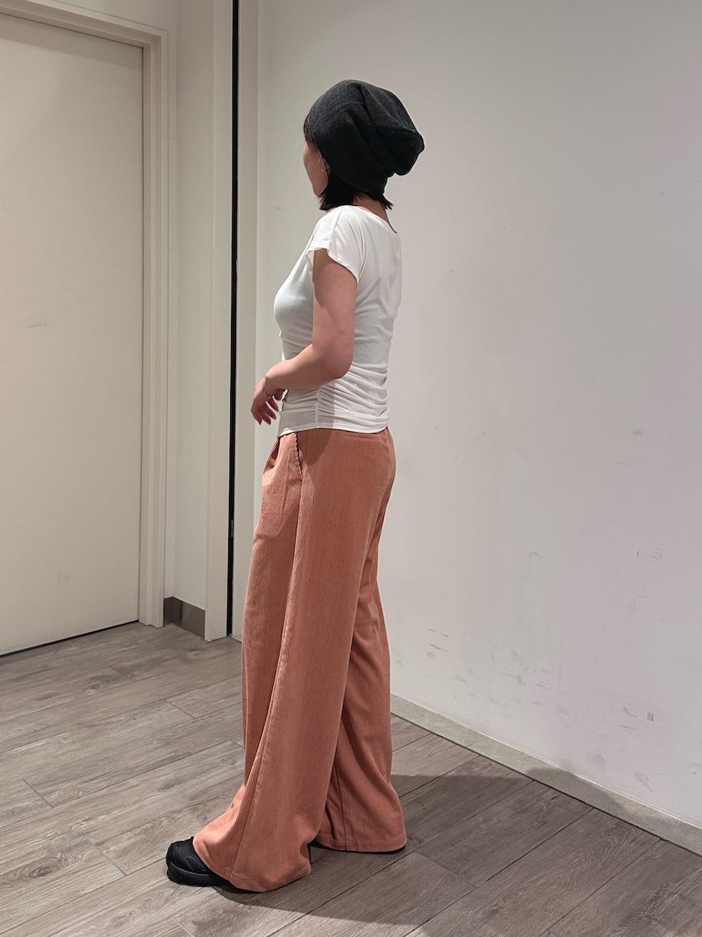 ホワイト系のTシャツ/カットソー、ピンク系のその他パンツ、グレー系のニットキャップ/ビーニーを着用したレディースの秋コーディネートの2枚目の写真