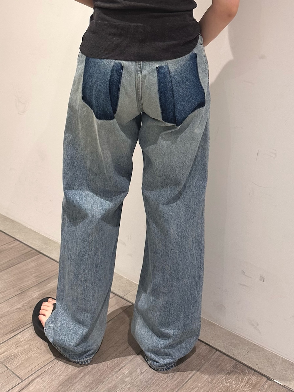 グレー系のニット/セーター、ブルー系のデニムパンツを着用したレディースの夏コーディネートの5枚目の写真